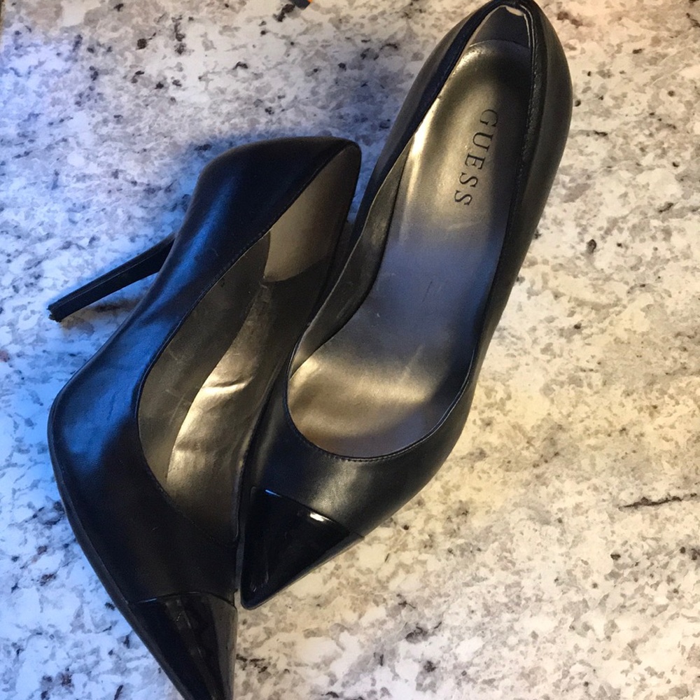 Black pumps